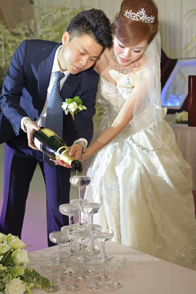Una giovane coppia il giorno del loro matrimonio — Foto Stock