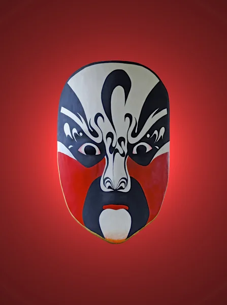 Maschera di opera cinese con sfondo rosso isolato — Foto Stock