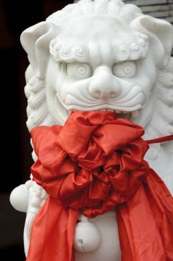 Çince Geleneksel kırmızı ipek ile aslan heykeli