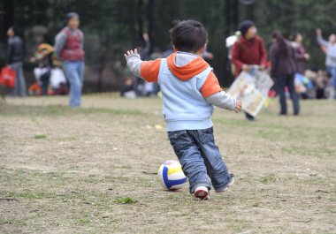 futbol oynayan bebek