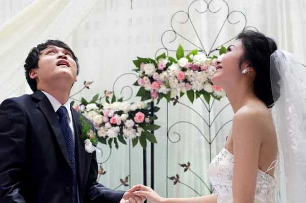 A young couple on their wedding day — Stock Photo, Image