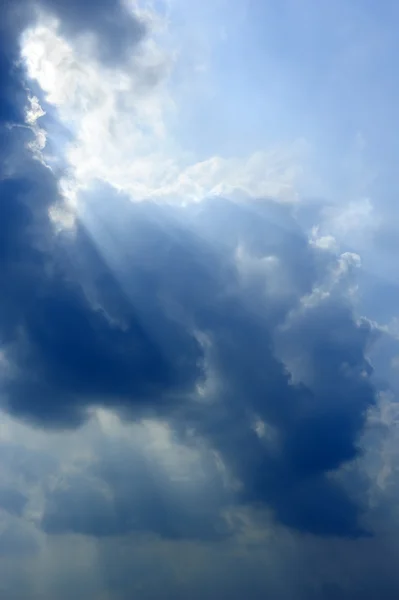 Strato nuvoloso e cielo blu — Foto Stock