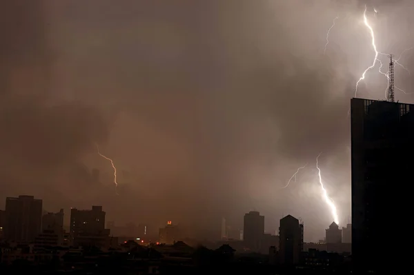 Blitz über der Stadt — Stockfoto