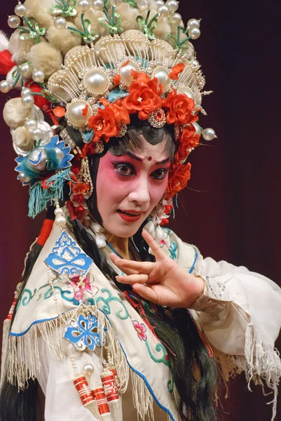 Pretty chinese opera actrss with theatrical costume — Stock Photo, Image