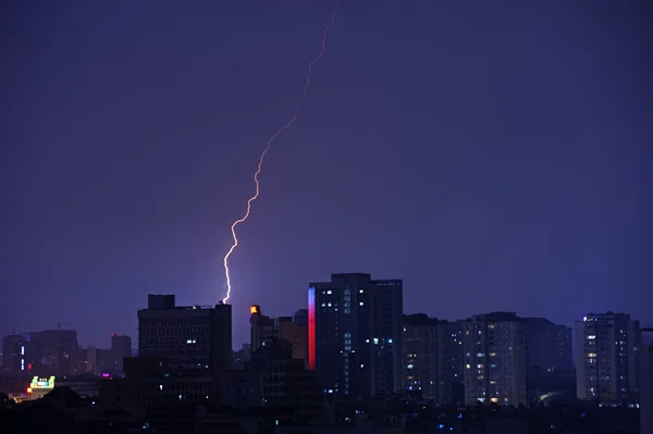 Blitz über dem Gebäude — Stockfoto