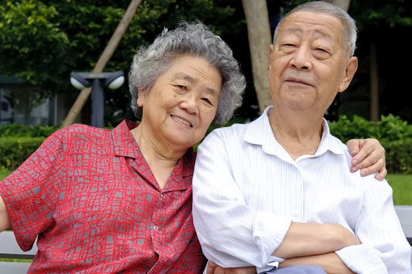 Ευτυχισμένο ζευγάρι ηλικιωμένων — Φωτογραφία Αρχείου