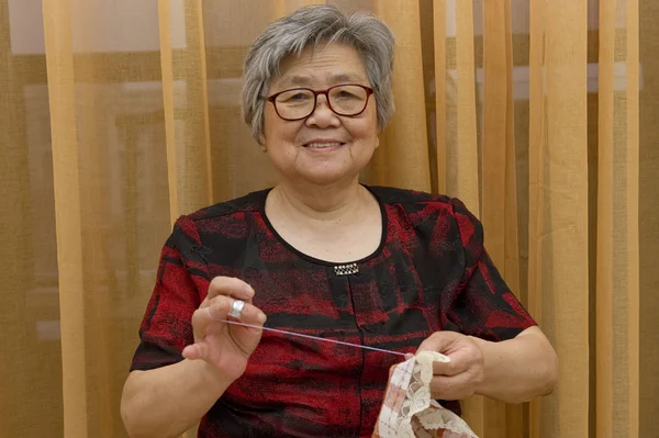 Швейная бабушка — стоковое фото