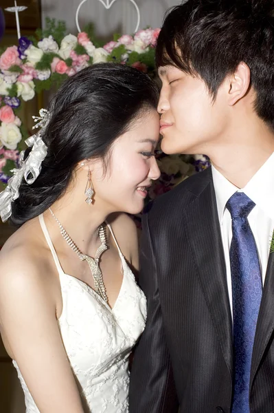 Mladý pár líbání na jejich svatební den — Stock fotografie