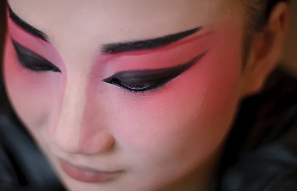 Китайська оперна актриса малює обличчя — стокове фото