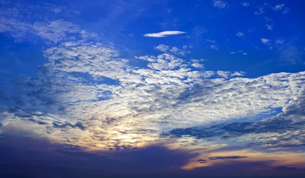 Stratul de nori și cerul albastru — Fotografie, imagine de stoc