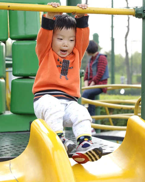 Baby giocare in un parco giochi per bambini — Foto Stock