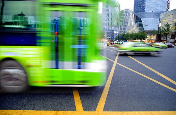 Rutas de autobús de alta velocidad y borrosas — Foto de Stock