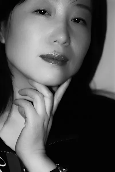 Mulher chinesa bonita, fotografia em preto e branco — Fotografia de Stock