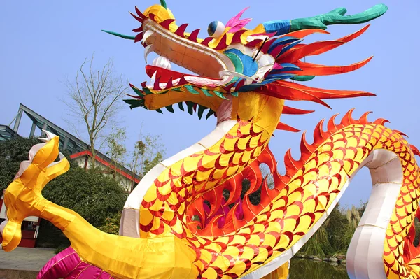 中国の伝統的なカラフルな龍ランタンのショー — ストック写真