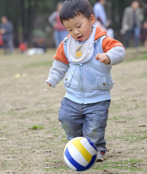 Baby spela fotboll — Stockfoto