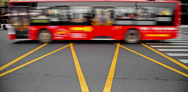 Υψηλής ταχύτητας και θολή λεωφορείο μονοπάτια — Φωτογραφία Αρχείου
