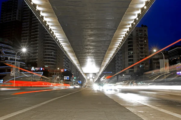 城市夜景: 天桥、 光和疾驰的汽车 — 图库照片