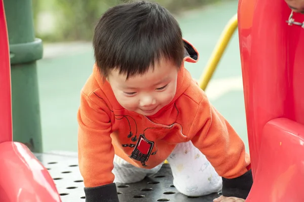 Tahta sürgülü oynayan bebek — Stok fotoğraf
