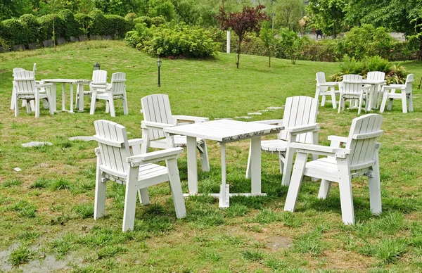 Białe krzesła i stół na zielony trawnik — Zdjęcie stockowe