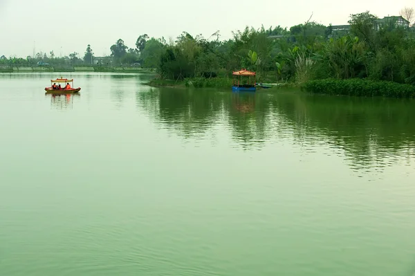 Лодка на безмятежной поверхности озера — стоковое фото