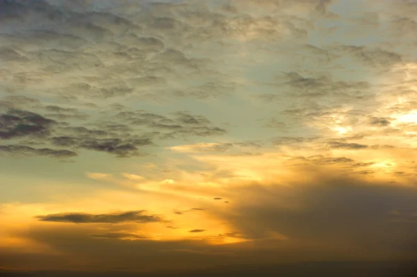 Облачный слой и небо на закате — стоковое фото