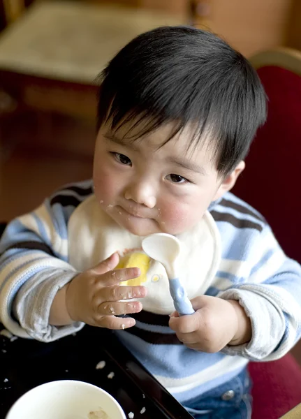 Τρώει το μωρό — Φωτογραφία Αρχείου