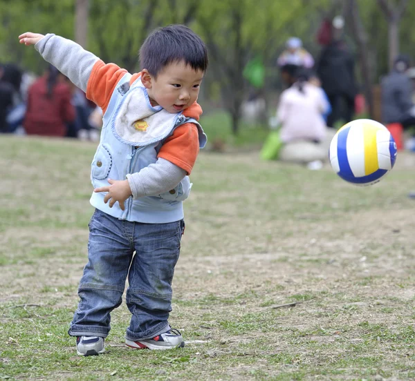Baby гри у футбол — стокове фото