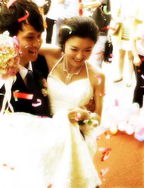 Onların düğün günü genç bir çift — Stok fotoğraf