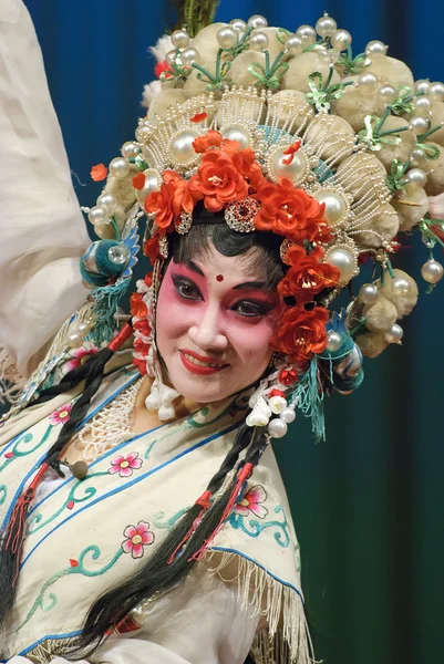 Linda actriz de ópera china con rico adorno en la cabeza — Foto de Stock