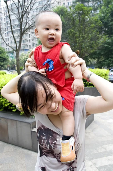 Hapy baby med sin mor — Stockfoto