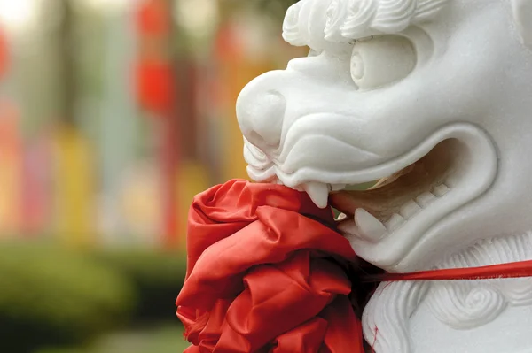 Китайский традиционный скульптурный лев с красным шелком — стоковое фото
