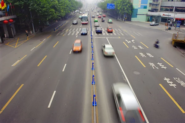 Rutas de tráfico borrosas y de alta velocidad — Foto de Stock