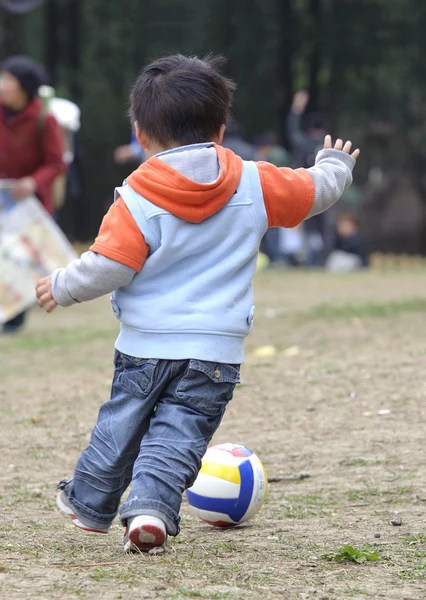 Baby spelen voetbal — Stockfoto