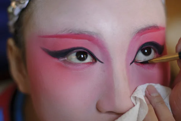 Opera chińska aktorka jest malowanie twarzy — Zdjęcie stockowe