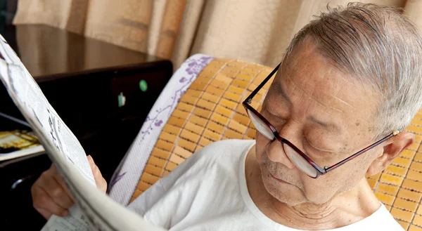 Um homem mais velho está lendo jornal — Fotografia de Stock