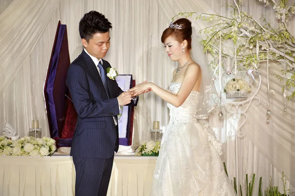 一对年轻夫妇在自己的婚礼上 — 图库照片