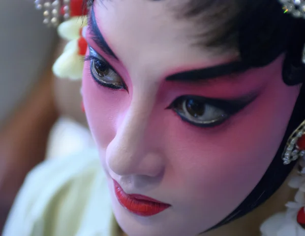 Uma atriz de ópera chinesa está pintando seu rosto — Fotografia de Stock