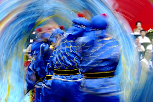 Geleneksel Çince bulanık mavi ejderha el salla. — Stok fotoğraf