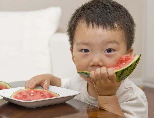 Μωρό τρώει καρπούζι — Φωτογραφία Αρχείου