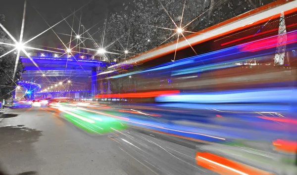 Hochgeschwindigkeitsfahrzeuge verwischten Spuren auf Stadtstraßen — Stockfoto