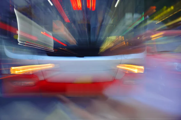 Hög hastighet buss strålande strålar ger kraftfulla effekten av visuell påverkan — Stockfoto