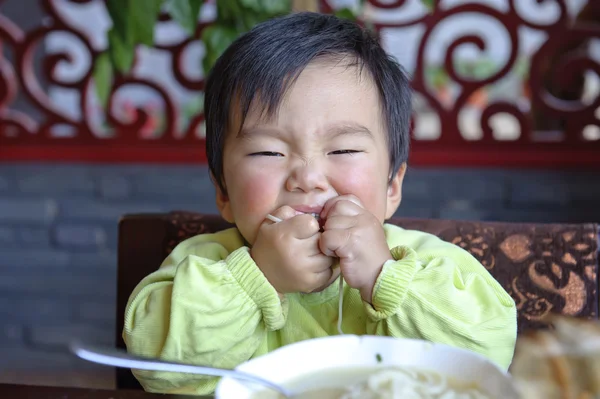 Um bebê bonito está comendo — Fotografia de Stock