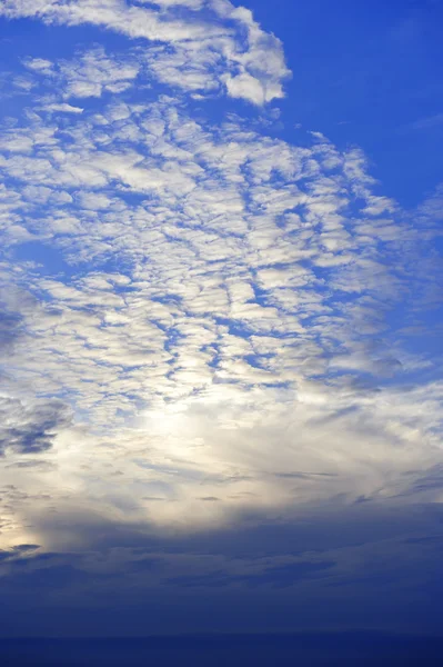 Vrstva mraků a modrá obloha — Stock fotografie
