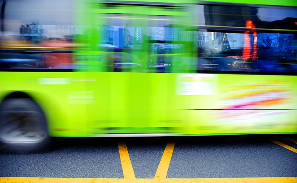Υψηλής ταχύτητας και θολή λεωφορείο μονοπάτια στον δρόμο στο κέντρο της πόλης — Φωτογραφία Αρχείου
