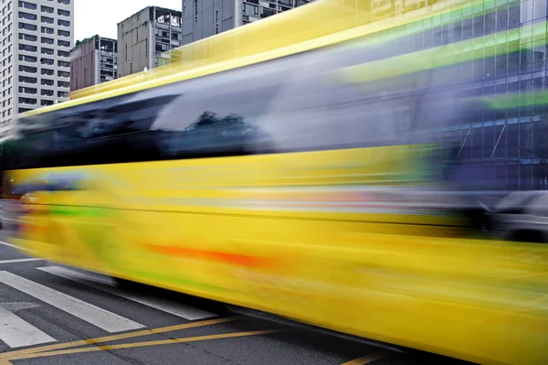 Sentiers de bus à grande vitesse et flous sur la route du centre-ville — Photo