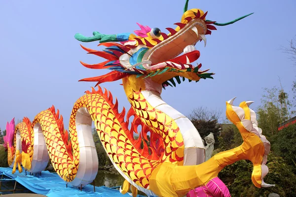 Espectáculo de linterna de dragón colorido tradicional chino — Foto de Stock
