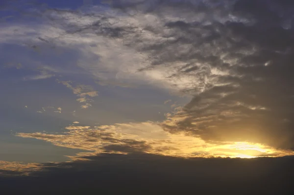Moln och himmel vid solnedgången — Stockfoto