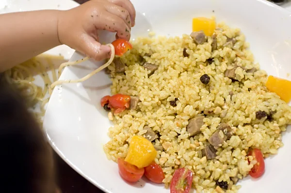 kızarmış pilav kapmak için bebek yeme