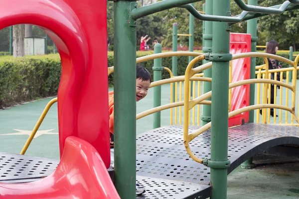 Brincadeira de bebê em um parque infantil — Fotografia de Stock