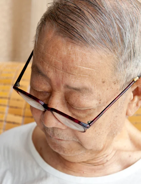 Starszy człowiek czyta gazety — Zdjęcie stockowe